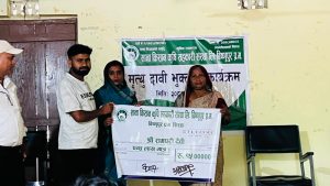 साना कृषि सहकारीद्वारा स्वर्गीय सदस्यको परिवारलाई १५ लाख रुपैयाँ बीमा रकम हस्तान्तरण